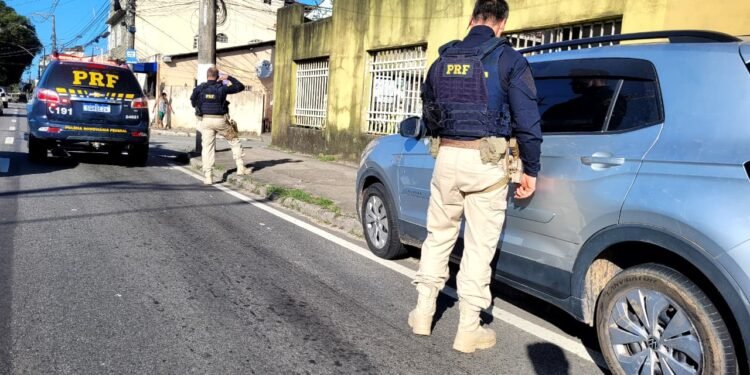 PRF recupera na Serra veículo roubado no Rio de Janeiro PRF recupera na Serra veículo roubado no Rio de Janeiro