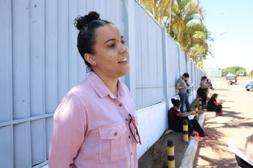  Brasília - 05/10/2025 -A ministra da Gestão e da Inovação em Serviços Públicos, Esther Dweck, durante visita ao campus da Asa Norte do Centro Universitário de Brasília (CEUB), onde 7.068 pessoas estão inscritas para realizar a prova do Concurso Público Nacional Unificado (CPNU). ( Lívia Blandina.). Foto: Valter Campanato/Agência Brasil 