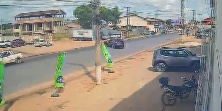 Vídeo mostra motociclista sendo lançado após acidente em São Mateus