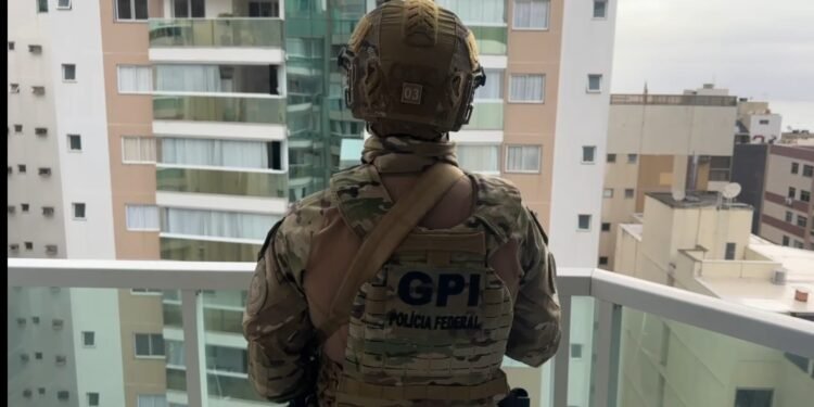 Três PCs do DENARC/ES são afastados e um deles é preso por envolvimento com o tráfico Três PCs do DENARC/ES são afastados e um deles é preso por envolvimento com o tráfico