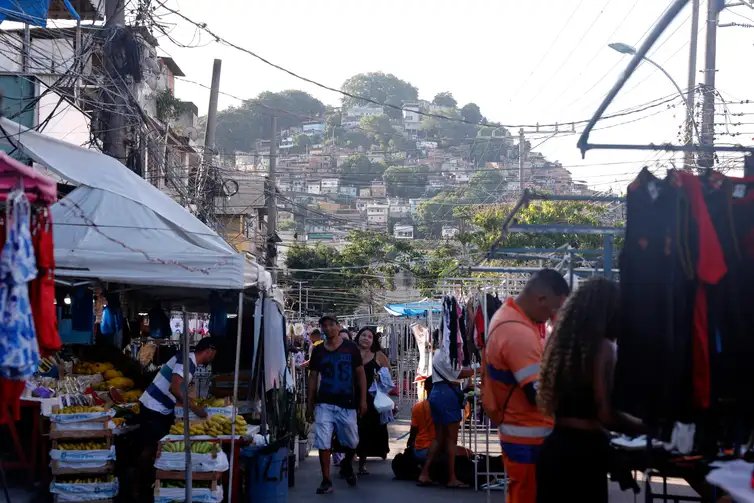 Rio de Janeiro (RJ), 02/11/2025 - Feira na rua José Rucas, onde foram depositados os corpos dos mortos durante a Operação Contenção no Complexo da Penha, zona norte da cidade. Foto: Tânia Rêgo/Agência Brasil