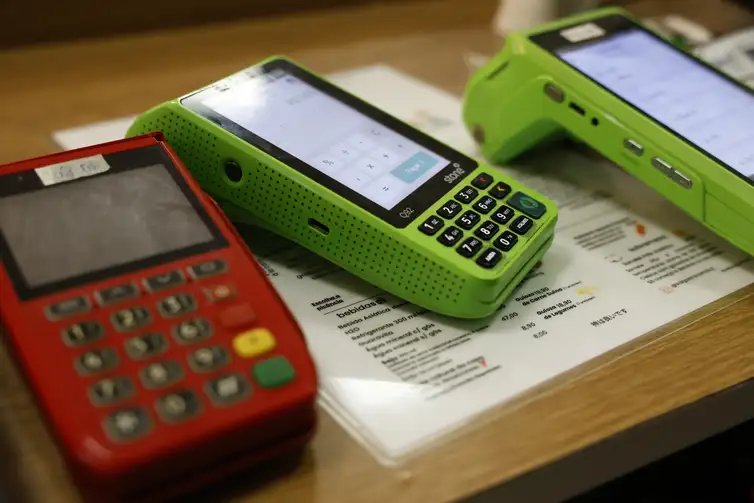 Rio de Janeiro (RJ), 12/01/2025 – Transação comercial em maquininha. Novo decreto moderniza o Programa de Alimentação do Trabalhador (PAT) e traz novas regras ao sistema de vale-alimentação e vale-refeição. Foto: Fernando Frazão/Agência Brasil