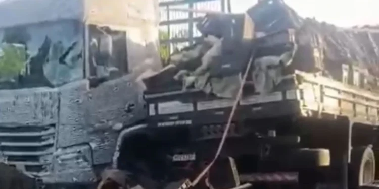 Acidente entre carreta e caminhão causa lentidão na BR-101 em São Mateus Acidente entre carreta e caminhão causa lentidão na BR-101 em São Mateus