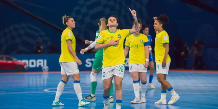 Brasil goleia Itália e está nas quartas da Copa do Mundo de futsal Brasil goleia Itália e está nas quartas da Copa do Mundo de futsal