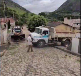 Caminhão carregado perde o controle e atinge casa em Mantena