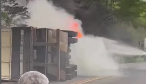 Caminhão com 530 sacas de café tomba e pega fogo na ES-080, em Águia Branca