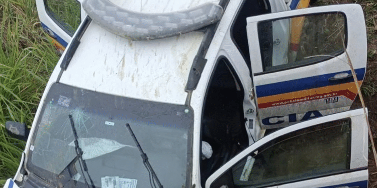 Carro faz ultrapassagem proibida e colide com viatura da PM em Governador Valadares