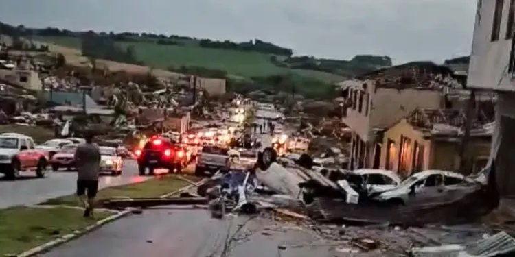 Ciclone causa destruição, deixa 4 mortos e 400 feridos no Paraná