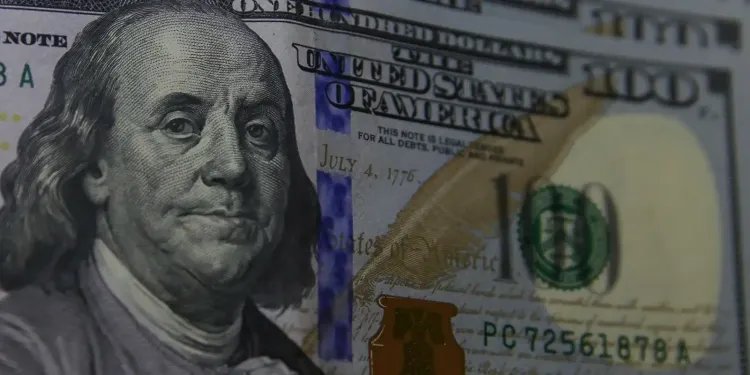 Dólar fecha abaixo de R$ 5,30 pela primeira vez desde junho de 2024