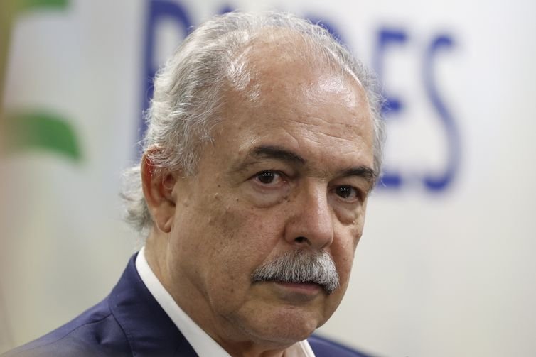 Rio de Janeiro (RJ), 28/08/2025 – O presidente do BNDES, Aluízio Mercadante, recebe o prefeito do Rio, Eduardo Paes, presidente da Frente Nacional de Prefeitas e Prefeitos (FPN), além de prefeitos representantes outros municípios para detalhar as medidas de apoio do Plano Brasil Soberano. Foto: Fernando Frazão/Agência Brasil