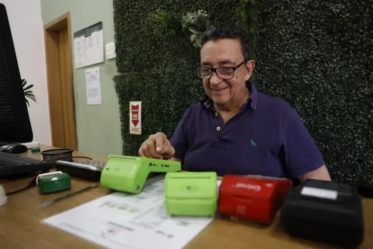 Rio de Janeiro (RJ), 12/01/2025 – Edmilson Rocha, do restaurante Sol Gatronomia, fala sobre o novo decreto que moderniza o Programa de Alimentação do Trabalhador (PAT) e traz novas regras ao sistema de vale-alimentação e vale-refeição. Foto: Fernando Frazão/Agência Brasil