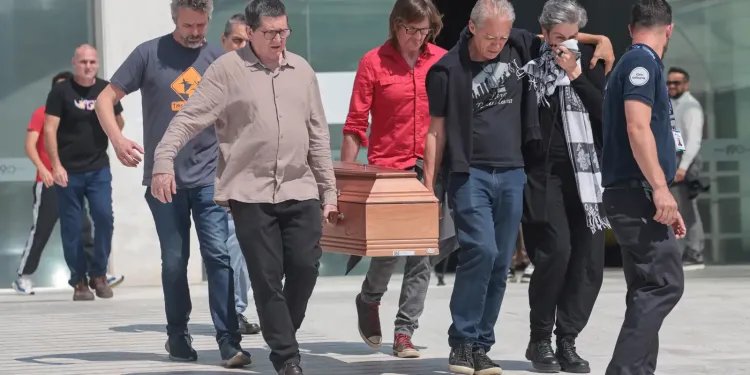 Familiares, amigos e políticos se despedem de Paulo Frateschi na Alesp