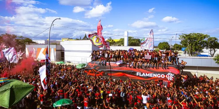 Flamengo embarca para final da Libertadores com festa da torcida Flamengo embarca para final da Libertadores com festa da torcida