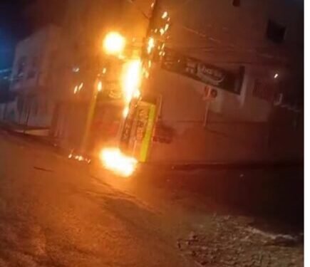 Incêndio em poste deixa mais de 3 mil sem internet e energia no bairro Cruzeiro Incêndio em poste deixa mais de 3 mil sem internet e energia no bairro Cruzeiro