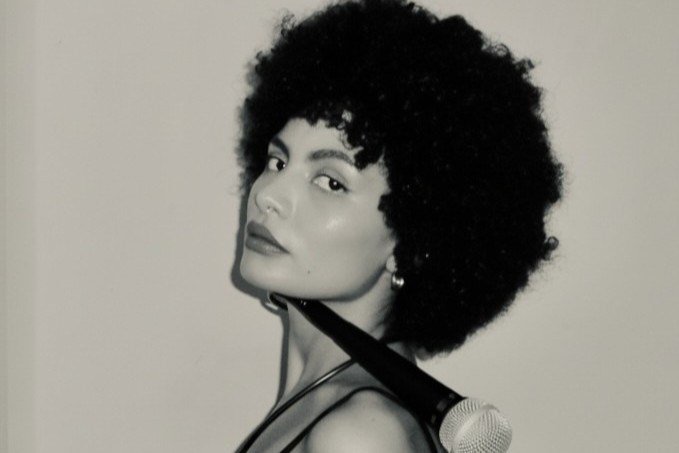 A cantora Sthelô se apresenta no domingo (07)