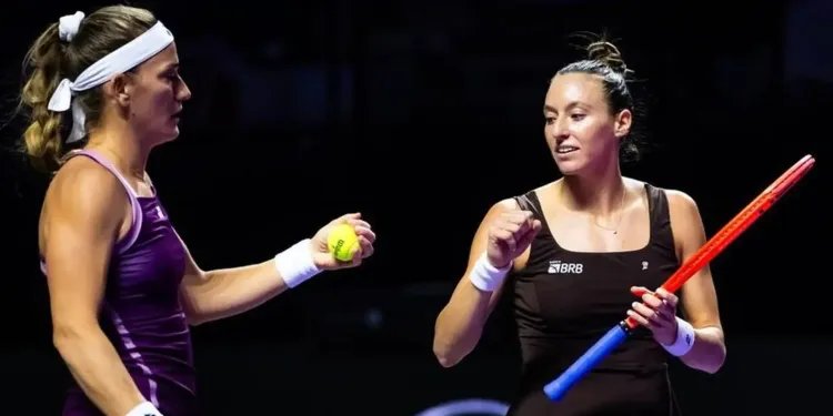 Stefani e Babos perdem na decisão e ficam com o vice no WTA Finals