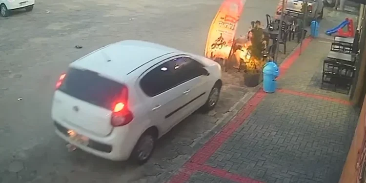 Vídeo: cinco pessoas da mesma família são atropeladas enquanto tomavam sorvete em Guriri, São Mateus