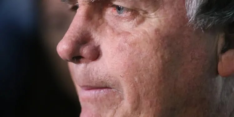 Com crise persistente de soluços, Bolsonaro faz nova cirurgia