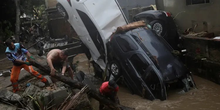 Encontrado corpo de idoso desaparecido em enxurrada em Petrópolis Encontrado corpo de idoso desaparecido em enxurrada em Petrópolis