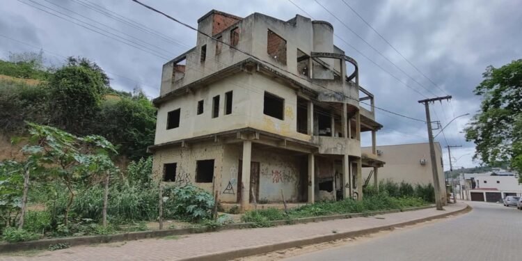 Lei autoriza Prefeitura de Barra de São Francisco a intervir em imóveis abandonados Lei autoriza Prefeitura de Barra de São Francisco a intervir em imóveis abandonados