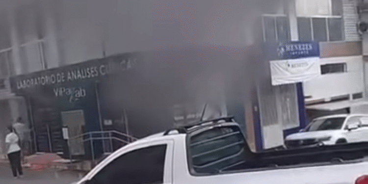 Princípio de incêndio atinge laboratório no Centro de Barra de São Francisco Princípio de incêndio atinge laboratório no Centro de Barra de São Francisco