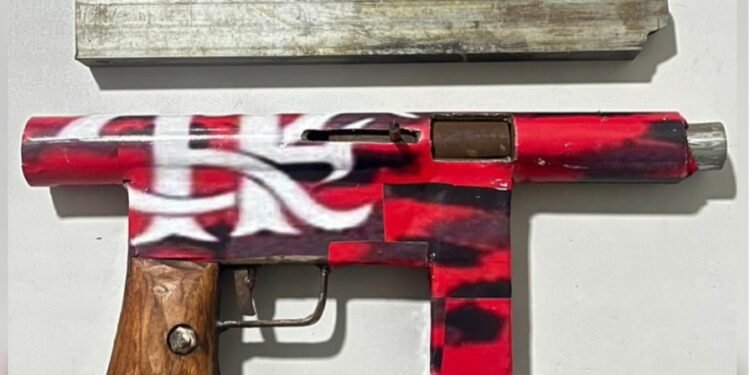 Suspeito é detido com submetralhadora caseira após perseguição na ES-315, em São Mateus Suspeito é detido com submetralhadora caseira após perseguição na ES-315, em São Mateus