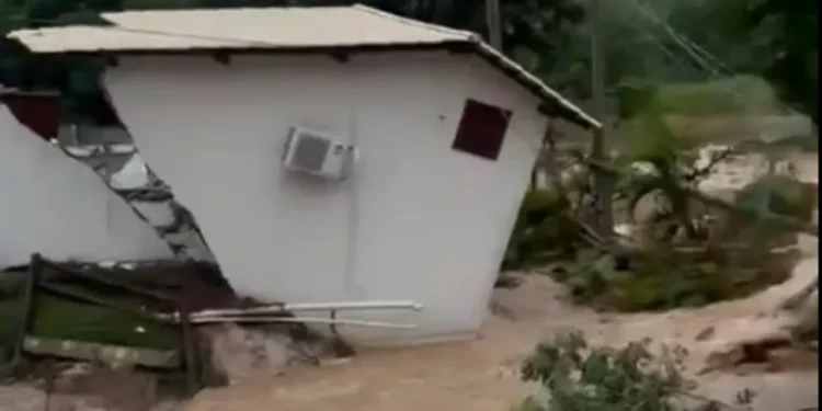 Menino de 10 anos é encontrado morto após casa desabar em Rio Bananal