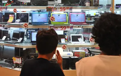 Setor de Equipamentos e material para escritório, informática e comunicação cresceu 9,9% em novembro de 2025, comparado ao ano anterior, maior variação no campo positivo dentre todas as atividades - Foto: Marcello Casal Jr./Agência Brasil