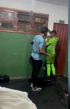 Vídeo: vitória do Vilavelhense termina em confusão após tentativa de invasão de vestiário