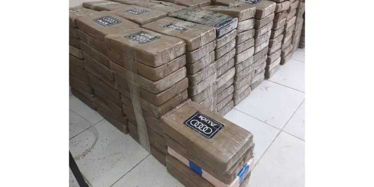 Operação internacional apreende 1,3 t de cocaína em alto mar e prende três brasileiros