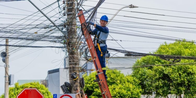 Poluição visual: Linhares retira 35 mil metros de fios de postes da cidade