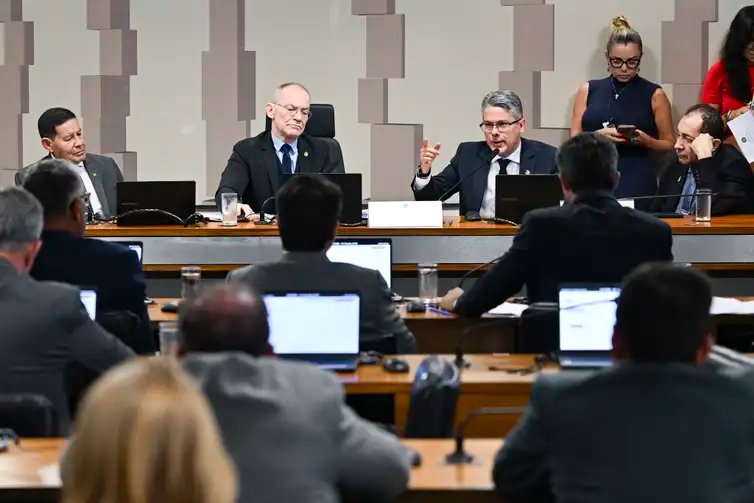 Saulo Cruz/Agência Senado CPI do Crime Organizado (CPICRIME) realiza reunião para apreciação de requerimentos. A finalidade da comissão é apurar a atuação, expansão e o funcionamento de organizações criminosas no território brasileiro, em especial de facções e milícias, de modo a permitir a identificação de soluções adequadas para o seu combate, especialmente por meio do aperfeiçoamento da legislação atualmente em vigor. Mesa: senador Esperidião Amin (PP-SC); presidente da CPICRIME, senador Fabiano Contarato (PT-ES); relator da CPICRIME, senador Alessandro Vieira (MDB-SE) em pronunciamento; vice-presidente da CPICRIME, senador Hamilton Mourão (Republicanos-RS); senador Jorge Kajuru (PSB-GO). Foto: Saulo Cruz/Agência Senado