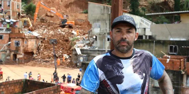 Com medo de novo deslizamento em MG, pedreiro cobra moradia digna Com medo de novo deslizamento em MG, pedreiro cobra moradia digna