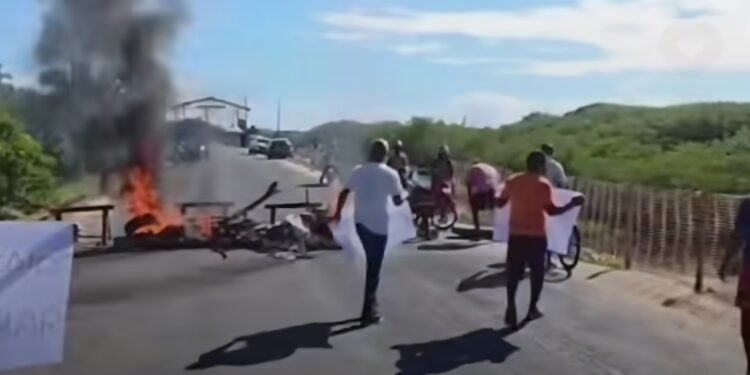 Carnaval complicado: moradores fecham ponte de acasso a Prado