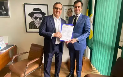 Deputado federal Danilo Forte (União-CE) com o assessor de Relações Institucionais da CACB, João Faustino - Foto: CACB/Divulgação