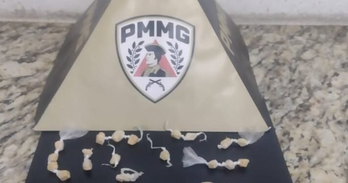 Jovem de 18 anos se entrega à polícia e é preso por tráfico de drogas em Mantena Jovem de 18 anos se entrega à polícia e é preso por tráfico de drogas em Mantena