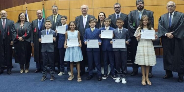 Justiça Eleitoral diploma “prefeito”, o “vice” e “vereadores” de “Vilalândia” Justiça Eleitoral diploma “prefeito”, o “vice” e “vereadores” de “Vilalândia”