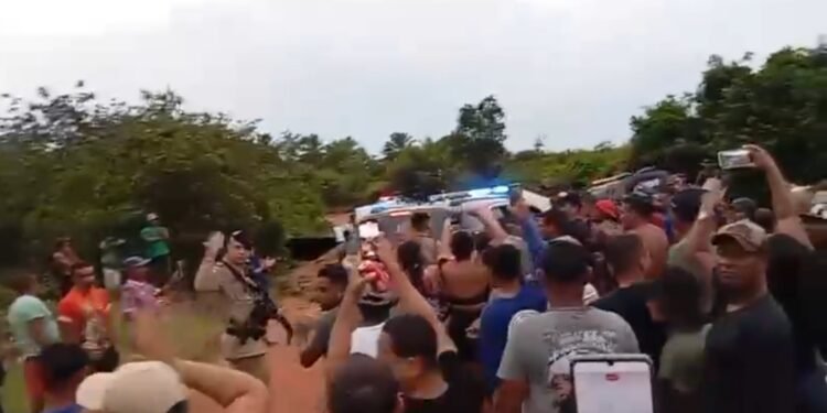 Produtores suspendem bloqueios na BR no Sul da Bahia e comemoram chegada da Polícia; veja vídeo Produtores suspendem bloqueios na BR no Sul da Bahia e comemoram chegada da Polícia; veja vídeo
