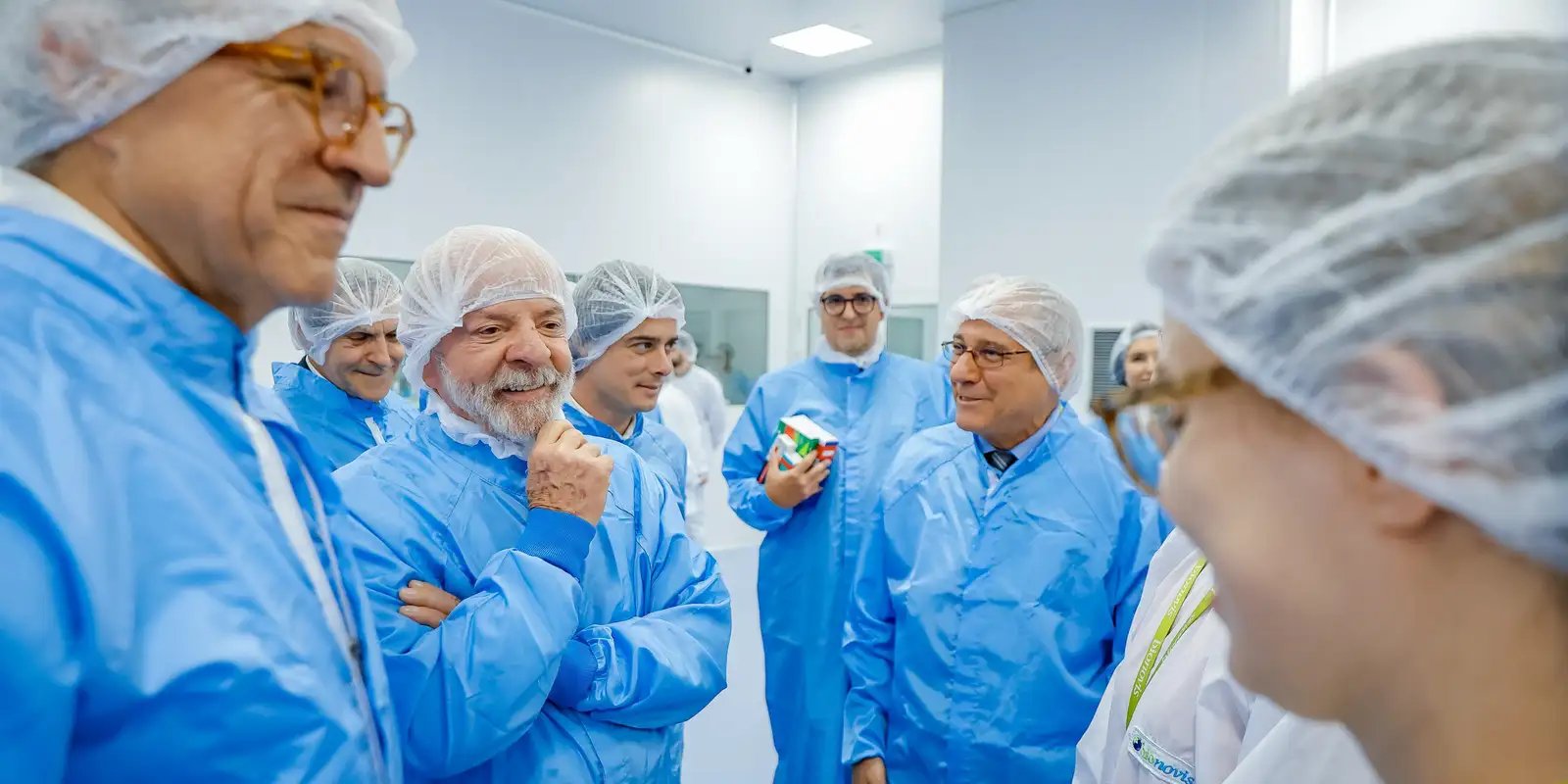 Lula visita fábrica que fornece 19 milhões de produtos ao SUS Lula visita fábrica que fornece 19 milhões de produtos ao SUS