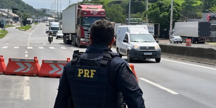 Acidente interdita BR 101- Sul; PRF antecipa Operação Semana Santa e reforça fiscalização nas rodovias do Espírito Santo