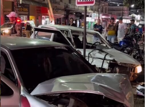 Acidente envolvendo carros e motocicleta deixa feridos no Centro de Mantena; motorista é preso por suspeita de embriaguez