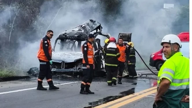 Ambulância pega fogo e interdita trecho da BR-101 em Ibiraçu