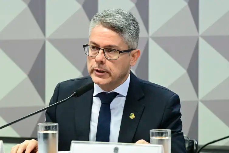 CPI do Crime Organizado (CPICRIME) realiza reunião para ouvir dois convidados. Os depoimentos colaboram com as investigações em andamento sobre o avanço do crime organizado no país. A finalidade da comissão é apurar a atuação, expansão e o funcionamento de organizações criminosas no território brasileiro, em especial de facções e milícias, de modo a permitir a identificação de soluções adequadas para o seu combate, especialmente por meio do aperfeiçoamento da legislação atualmente em vigor. Mesa: relator da CPICRIME, senador Alessandro Vieira (MDB-SE). Foto: Geraldo Magela/Agência Senado