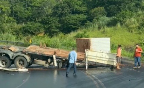 Carreta carregada com blocos de granito tomba na ES-080, entre Barra de São Francisco e Água Doce do Norte Carreta carregada com blocos de granito tomba na ES-080, entre Barra de São Francisco e Água Doce do Norte