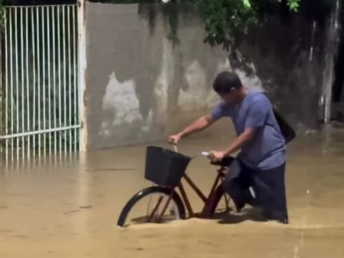 Chuva de mais de 200 mm em 72 horas provoca alagamentos e transbordamento de rio em Mantena Chuva de mais de 200 mm em 72 horas provoca alagamentos e transbordamento de rio em Mantena