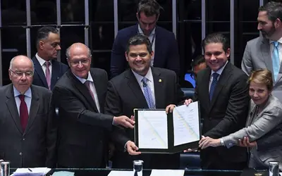 Davi Alcolumbre (ao centro) com Mauro Vieira, Geraldo Alckmin, Hugo Motta e Tereza Cristina na promulgação do decreto. Foto: Jonas Pereira/Agência Senado