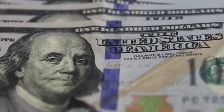 Dólar fecha estável após agência liberar estoques de petróleo
