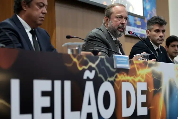 São Paulo (SP), 18/03/2026 - Ministro de Minas e Energia, Alexandre Silveira, participa de entrevista coletiva para falar sobre Leilão de Reserva de Capacidade na forma de Potência de 2026 - UTEs a Gás Natural, Carvão Nineral e UHEs, realizado pela Câmara de Comercialização de Energia Elétrica e Ministério das Minas e Energia. Foto: Paulo Pinto/Agencia Brasil