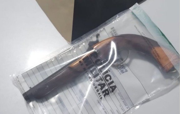 Homem é preso após disparo de arma de fogo e posse ilegal de arma em Mantena Homem é preso após disparo de arma de fogo e posse ilegal de arma em Mantena