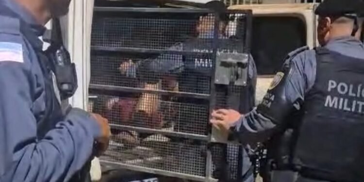 Homem é preso após fazer mulher e bebê de reféns em Barra de São Francisco Homem é preso após fazer mulher e bebê de reféns em Barra de São Francisco